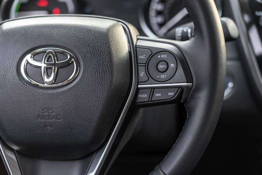Детали интерьера Toyota Camry Hybrid XLE 2017 года  (NA) (фото 37 из 40)